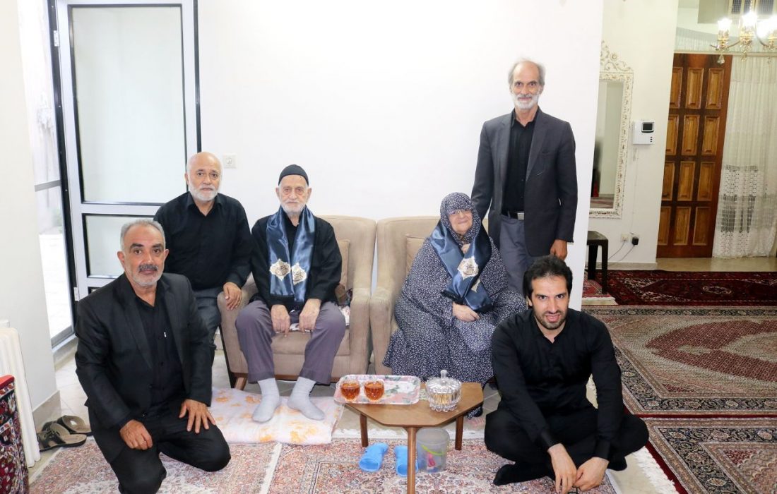 شال عزای امام حسین با سالمندان محل بالا اهدا شد