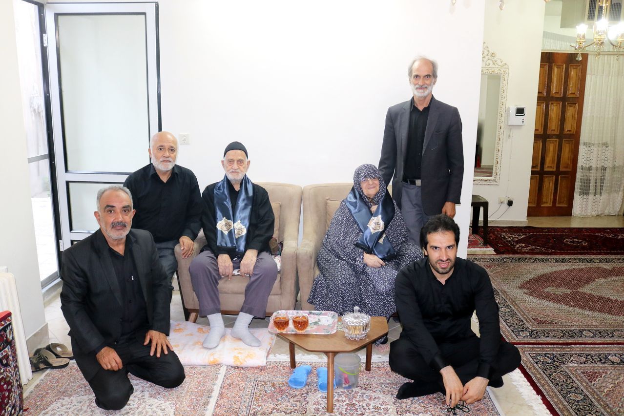 شال عزای امام حسین با سالمندان محل بالا اهدا شد